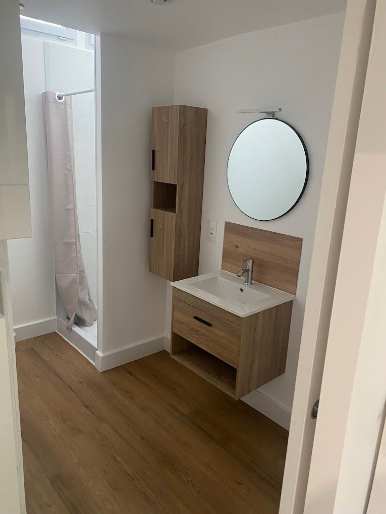 Salle de bain avec meuble vasque bois